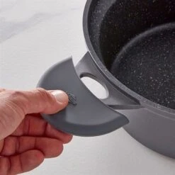 Lot Faitout Dur Comme La Pierre 28 Cm Et 2 Maniques En Silicone -Fournitures De Cuisine 111078 3 1 Lot faitout Dur comme la pierre 28 cm et 2 maniques en silicone Mathon