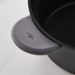 Lot Cocotte Légère Ronde En Fonte D'aluminium 24 Cm Et Deux Maniques En Silicone -Fournitures De Cuisine 113005 1 3 Lot cocotte legere ronde en fonte d aluminium 24 cm et deux maniques en silicone Mathon