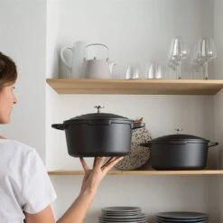 Lot Cocotte Légère Ronde En Fonte D'aluminium 24 Cm Et Deux Maniques En Silicone -Fournitures De Cuisine 113005 2 3 Lot cocotte legere ronde en fonte d aluminium 24 cm et deux maniques en silicone Mathon