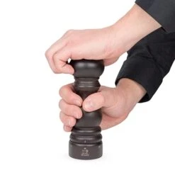 Peugeot Moulin à Sel Paris 18 Cm Marron 7 Peugeot Moulin à Sel Paris 18 Cm Marron -Fournitures De Cuisine 20112 2 1 Moulin a sel Paris 18 cm marron Peugeot