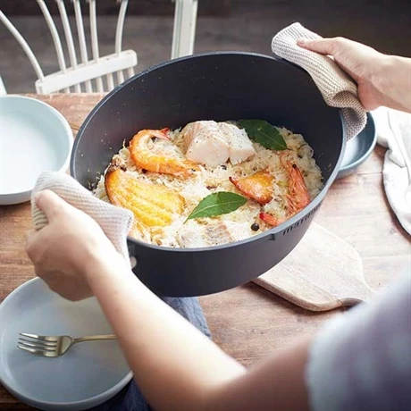 Cocotte Légère Ovale En Fonte D'aluminium 32 Cm 6,5 L Coloris Noir 4 Cocotte Légère Ovale En Fonte D'aluminium 32 Cm 6,5 L Coloris Noir – Image 2