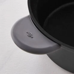 Produits populaires -Fournitures De Cuisine 209010 1 2 Lot cocotte legere ronde en fonte d aluminium 20 cm coloris noir et deux maniques silicone Mathon