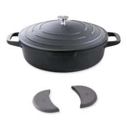 Lot Cocotte Légère Basse Ronde En Fonte D'aluminium 28 Cm Noir Et Deux Maniques Silicone