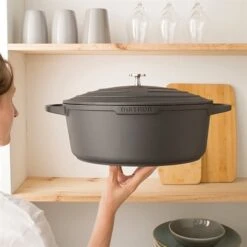 Lot Cocotte Légère Ovale En Fonte D'aluminium 32 Cm Coloris Noir Et Deux Maniques Silicone -Fournitures De Cuisine 209012 2 3 Lot cocotte legere ovale en fonte d aluminium 32 cm coloris noir et deux maniques silicone Mathon