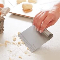 Lot Plaque à Pizza, Coupe Pâte Gradué Et 2 Couteaux à Pizza En Inox -Fournitures De Cuisine 509132 3 1 Lot plaque a pizza coupe pate gradue et 2 couteaux a pizza en inox