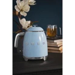 Smeg Mini Bouilloire 0,8 L 1400 W KLF05PBEU Bleu Azur 10 Smeg Mini Bouilloire 0,8 L 1400 W KLF05PBEU Bleu Azur -Fournitures De Cuisine 702031 3 4 Mini bouilloire 0 8 L 1400 W KLF05PBEU bleu azur Smeg